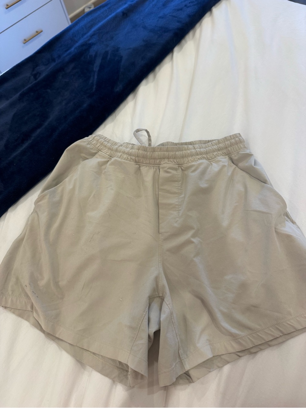 lululemon men’s Light Beige Athletic Shorts - Picture 2 of 3